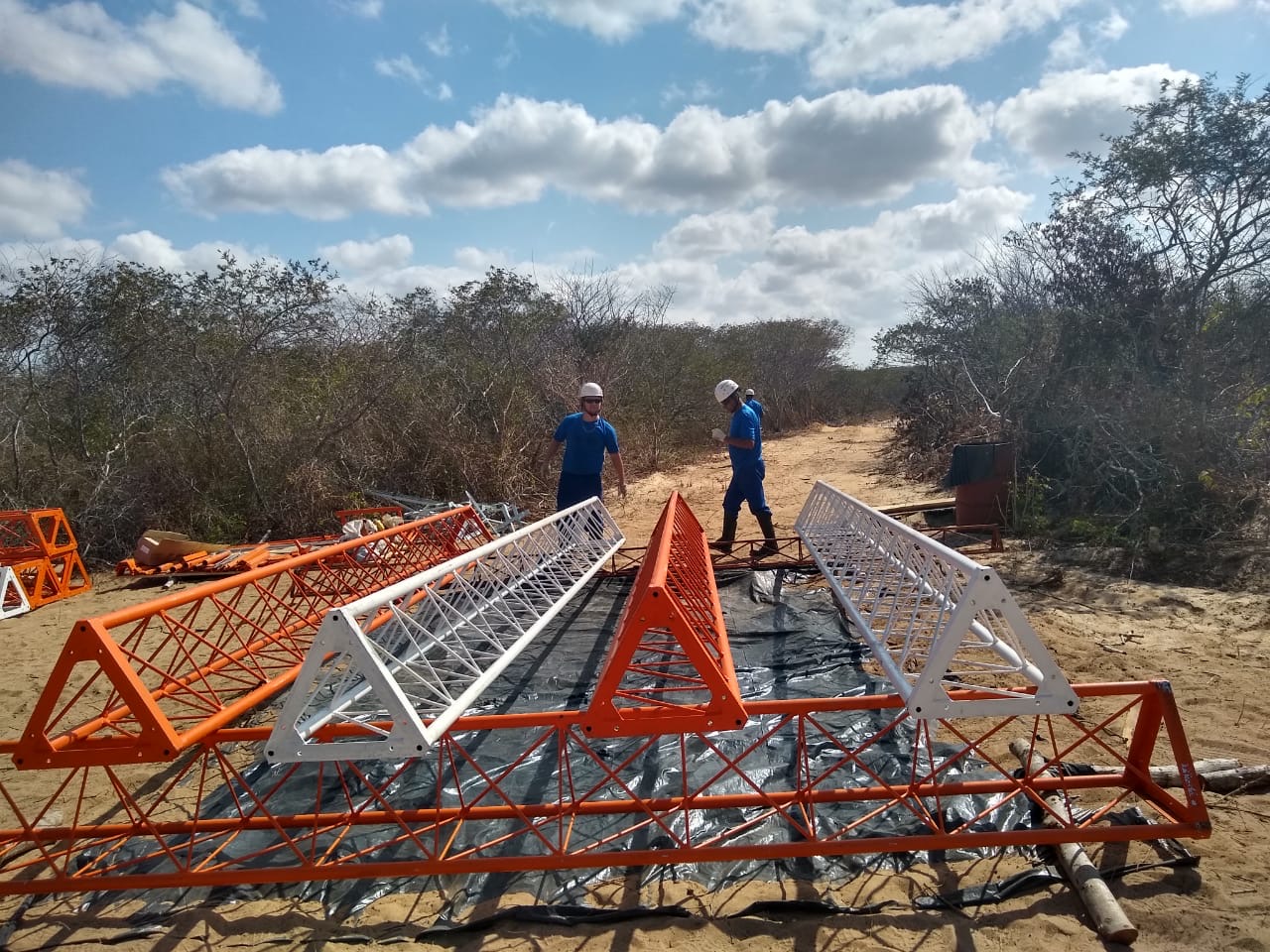 Equipe 4R em operação de montagem de torre